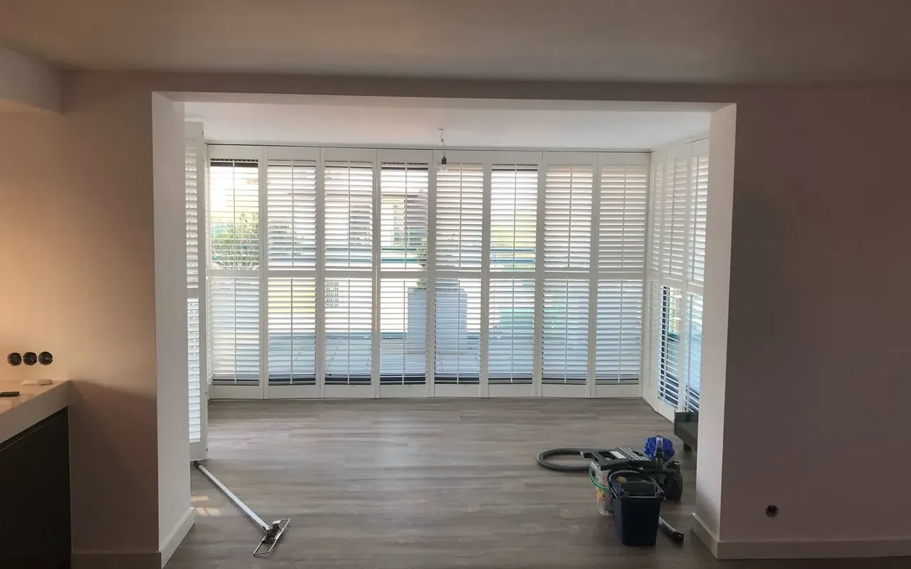 Woonkamer met een grote nieuwe raampartij naar de tuin