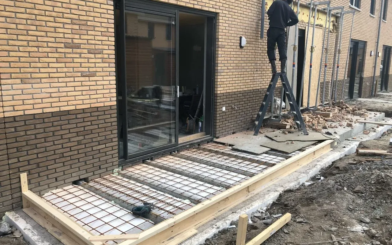 Aanbouw in aanbouw met een nieuwe pui in een stelkozijn in de gevel