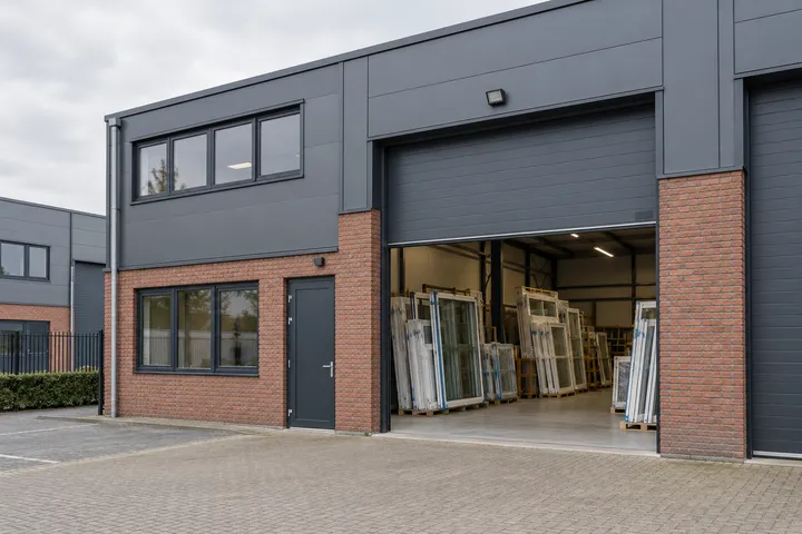 Werkplaats met nieuwe kunststof kozijnen klaar voor montage