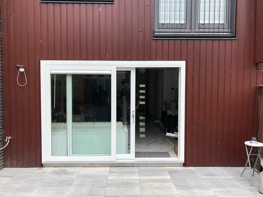 Kunststof schuifpui geplaatst aan de achterzijde van een woning